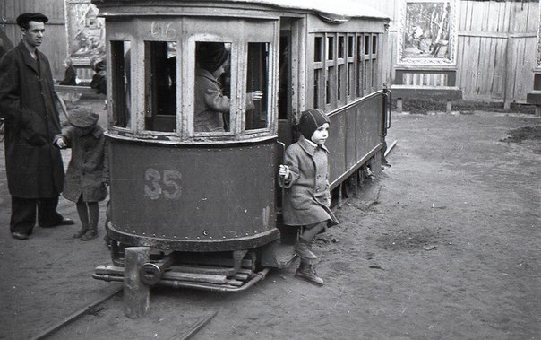 Детский трамвай в детском саду. Москва, 1935 г.